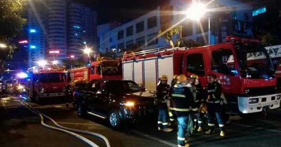 ?？诩瘟甏髲B電纜井起火 玻璃掉落致1人重傷