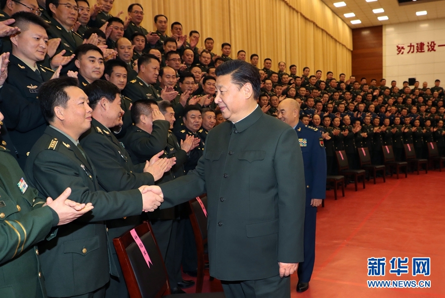 1月23日，習(xí)近平專程來到陸軍第65集團(tuán)軍，深入基層連隊(duì)，看望慰問官兵，代表黨中央和中央軍委，向全軍指戰(zhàn)員、武警部隊(duì)官兵、民兵預(yù)備役人員致以誠摯問候和新春祝福。這是習(xí)近平親切接見駐張家口部隊(duì)師以上領(lǐng)導(dǎo)干部和團(tuán)級單位主官。新華社記者李剛攝