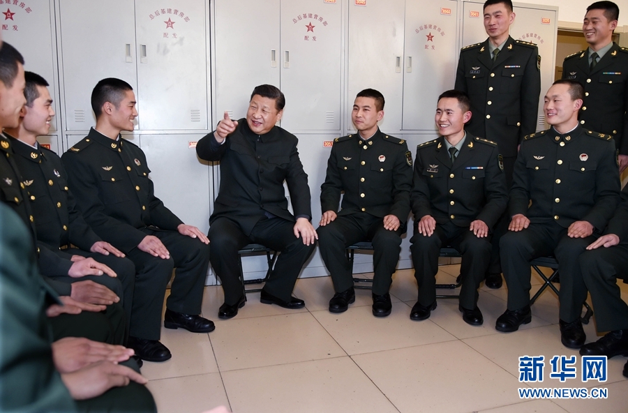 1月23日，習(xí)近平專程來到陸軍第65集團(tuán)軍，深入基層連隊(duì)，看望慰問官兵，代表黨中央和中央軍委，向全軍指戰(zhàn)員、武警部隊(duì)官兵、民兵預(yù)備役人員致以誠摯問候和新春祝福。這是習(xí)近平在該集團(tuán)軍“大功三連”同官兵親切交談。新華社記者李剛攝