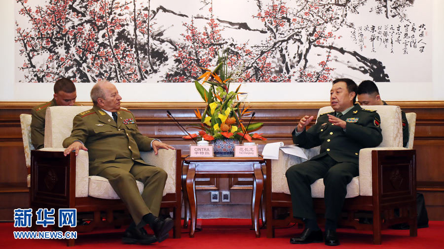 3月28日，中央軍委副主席范長龍在北京釣魚臺國賓館會見來華訪問的古巴革命武裝力量部部長萊奧波爾多·辛特拉。 新華社發（劉芳 攝） 