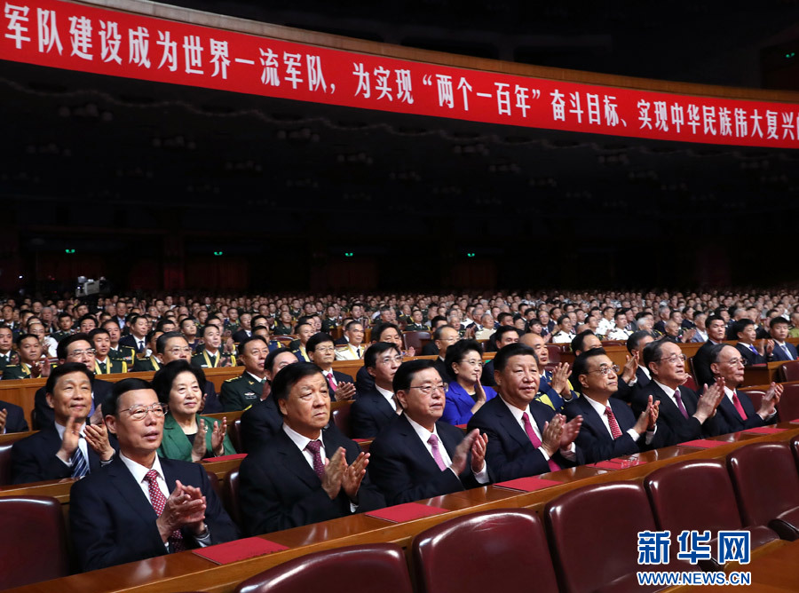 7月28日，慶祝中國人民解放軍建軍90周年文藝晚會《在黨的旗幟下》在北京人民大會堂舉行。中共中央總書記、國家主席、中央軍委主席習近平和李克強、張德江、俞正聲、劉云山、王岐山、張高麗等黨和國家領導人，與首都3000多名各界群眾一起觀看演出。新華社記者 馬占成 攝