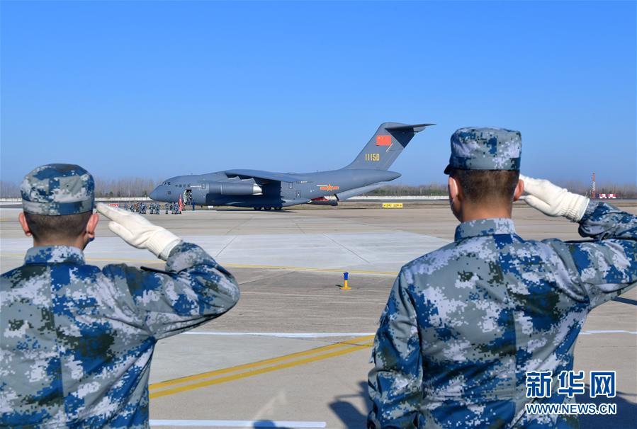 （聚焦疫情防控·圖文互動）（12）空軍第四次向武漢大規模空運醫療隊員和物資