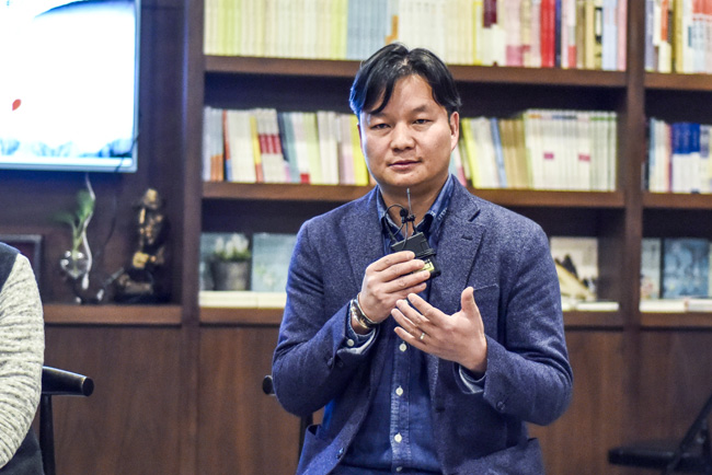 丁大為：烏銅走銀有三百年的歷史了，是云南地區獨有的技藝。這門技藝入門大概需要3年，學成需要20年。用語言去表達它其實是很難的。