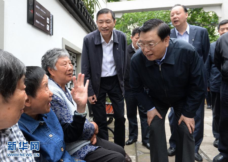 這是5月10日，張德江來到杭州市小營街道調研，并與市民親切交談。新華社記者 馬占成 攝 