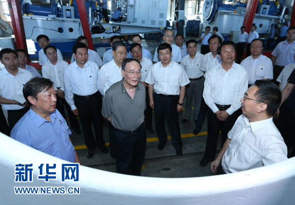 這是7月3日，王岐山在內蒙古海裝風電設備有限公司考察。新華社記者 龐興雷 攝 