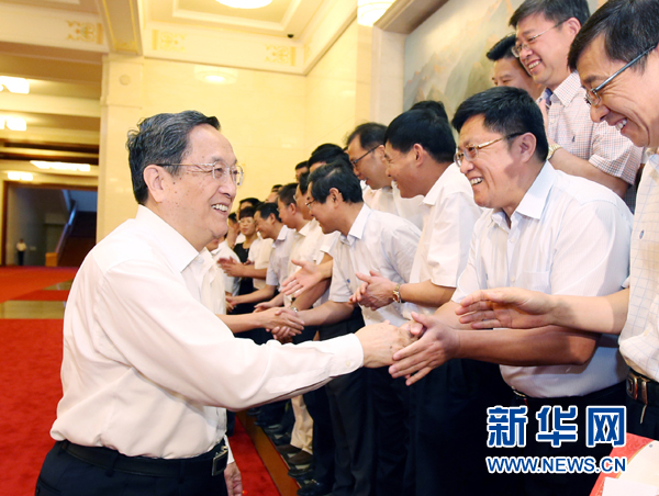會(huì)前，俞正聲、張高麗接見(jiàn)援藏干部代表，向參加對(duì)口支援西藏工作的各地區(qū)各部門(mén)各單位和廣大援藏干部表示誠(chéng)摯問(wèn)候。新華社記者 姚大偉 攝