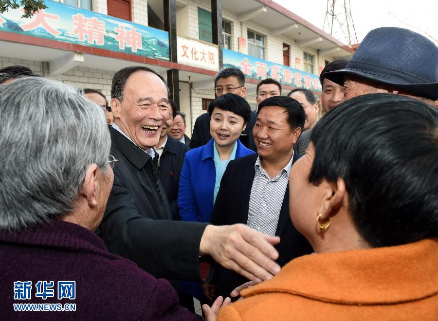3月27日至28日，中共中央政治局常委、中央紀(jì)委書(shū)記王岐山到河南省調(diào)研，并主持召開(kāi)座談會(huì)。這是3月27日王岐山在河南林州姚村鎮(zhèn)馮家口村同村民親切交談。 新華社記者 饒愛(ài)民 攝
