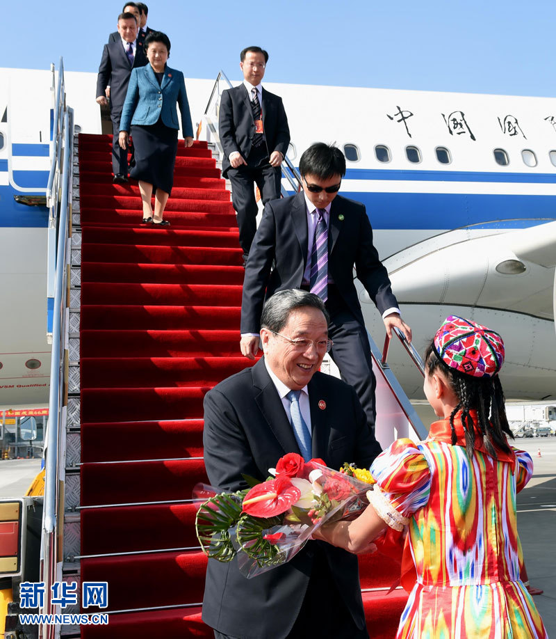 9月25日，以中共中央政治局常委、全國政協主席俞正聲為團長的中央代表團飛抵烏魯木齊，出席新疆維吾爾自治區成立60周年慶?；顒?。新華社記者 饒愛民 攝