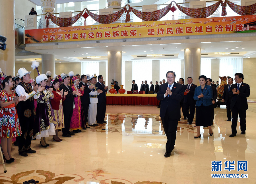 9月25日，中共中央政治局常委、全國政協主席、中央代表團團長俞正聲率中央代表團出席向新疆維吾爾自治區贈送紀念品儀式。 新華社記者饒愛民 攝 