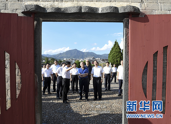 9月24日至26日，中共中央政治局常委、中央紀(jì)委書記王岐山在福建調(diào)研。這是9月24日，王岐山在上杭縣古田鎮(zhèn)參觀古田會議會址。新華社記者張鐸攝