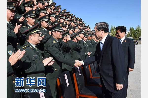 這是俞正聲等赴南疆軍區(qū)慰問，會(huì)見官兵代表。新華社記者 饒愛民 攝