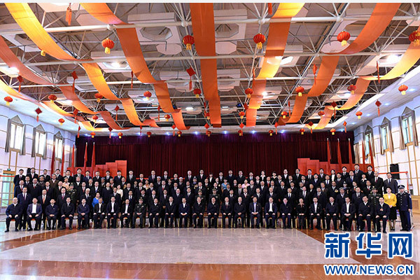 這是俞正聲同喀什地區(qū)有關(guān)負(fù)責(zé)同志、各界人士代表、援疆干部代表合影留念。新華社記者 饒愛民 攝