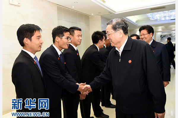 這是俞正聲會(huì)見在喀什地區(qū)鄉(xiāng)鎮(zhèn)工作的內(nèi)地高校畢業(yè)生代表。新華社記者 饒愛民 攝
