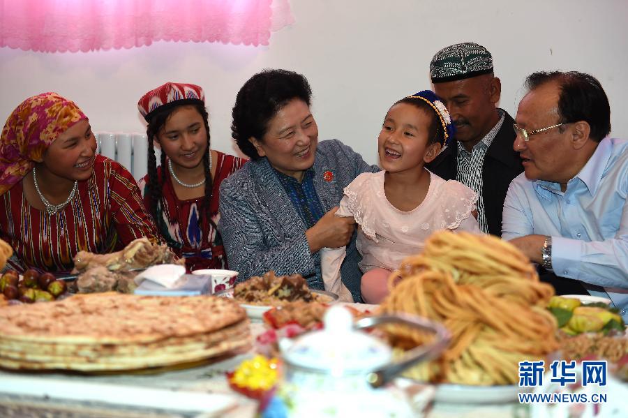 9月26日，中共中央政治局委員、國務(wù)院副總理、中央代表團副團長劉延?xùn)|率中央代表團分團到和田地區(qū)看望慰問各族干部群眾。這是劉延?xùn)|在和田市團結(jié)新村與維吾爾族群眾在一起。新華社記者張領(lǐng)攝
