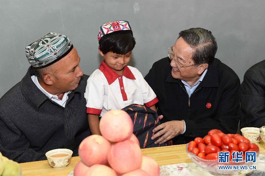 9月27日，中共中央政治局常委、全國政協(xié)主席、中央代表團(tuán)團(tuán)長俞正聲率中央代表團(tuán)部分成員赴喀什地區(qū)莎車縣看望各族干部群眾。這是俞正聲到新疆生產(chǎn)建設(shè)兵團(tuán)第三師莎車農(nóng)場維吾爾族團(tuán)場職工家中看望，并向小朋友贈(zèng)送學(xué)習(xí)用品。新華社記者 饒愛民 攝