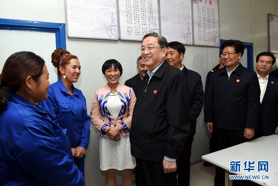 9月27日，中共中央政治局常委、全國政協(xié)主席、中央代表團(tuán)團(tuán)長俞正聲率中央代表團(tuán)部分成員來到新疆英吉沙縣喀什中興手套有限公司考察。新華社記者 饒愛民 攝 