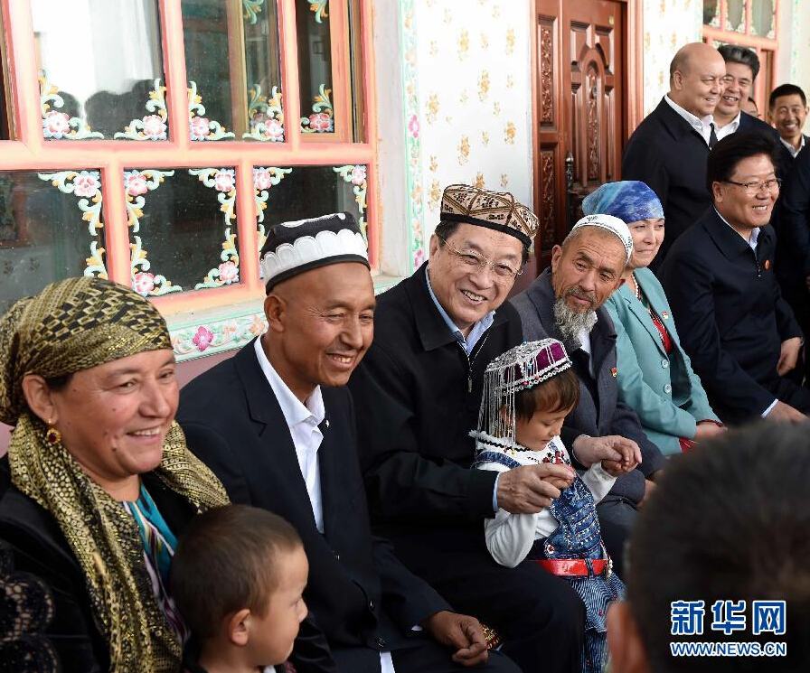 9月27日，中共中央政治局常委、全國政協(xié)主席、中央代表團(tuán)團(tuán)長俞正聲率中央代表團(tuán)部分成員赴喀什地區(qū)莎車縣看望各族干部群眾。這是俞正聲在莎車縣艾力西湖鎮(zhèn)21村看望維吾爾族村民阿布來提·阿不力孜一家。新華社記者 饒愛民 攝