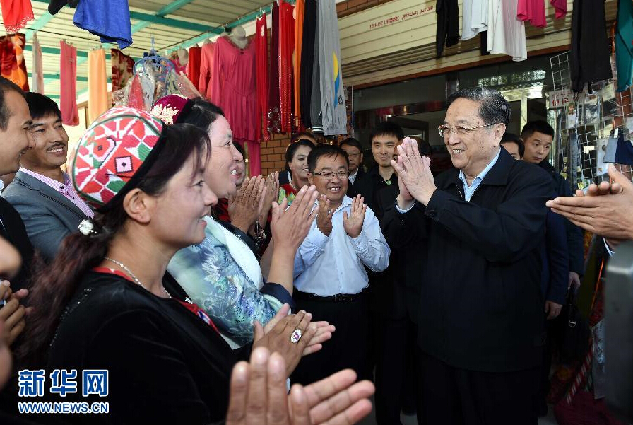 9月27日，中共中央政治局常委、全國政協(xié)主席、中央代表團(tuán)團(tuán)長俞正聲率中央代表團(tuán)部分成員赴喀什地區(qū)莎車縣看望各族干部群眾。這是俞正聲在莎車縣艾力西湖鎮(zhèn)21村看望慰問維吾爾族群眾。新華社記者 饒愛民 攝