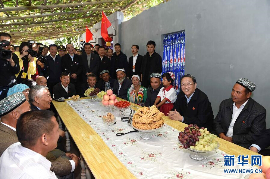 9月27日，中共中央政治局常委、全國政協(xié)主席、中央代表團(tuán)團(tuán)長俞正聲率中央代表團(tuán)部分成員赴喀什地區(qū)莎車縣看望各族干部群眾。這是俞正聲到新疆生產(chǎn)建設(shè)兵團(tuán)第三師莎車農(nóng)場維吾爾族團(tuán)場職工家中看望。新華社記者 饒愛民 攝