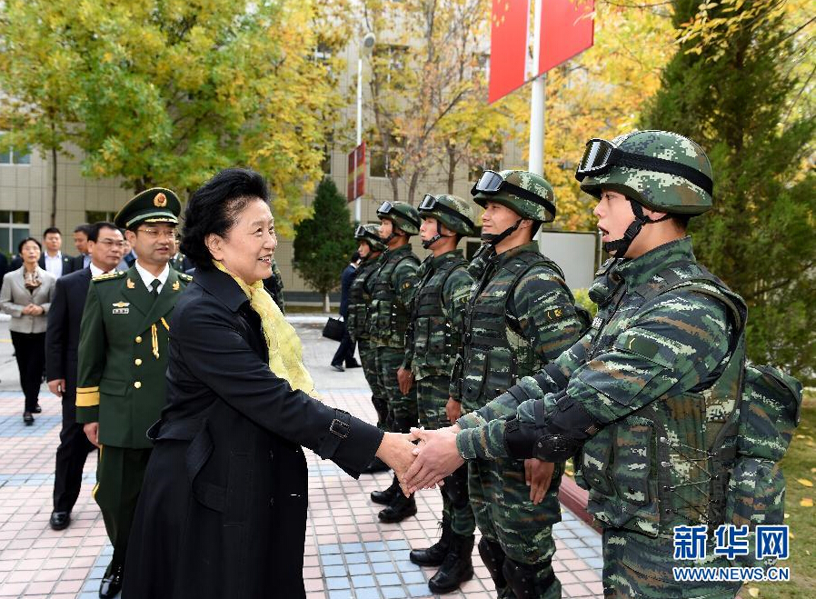 9月28日，中共中央政治局委員、國務院副總理、中央代表團副團長劉延東率中央代表團分團赴阿克蘇地區、伊犁哈薩克自治州慰問，與各族干部群眾共度節日、共享歡樂。這是劉延東在伊犁武警8660部隊駐地慰問官兵。新華社記者張領攝