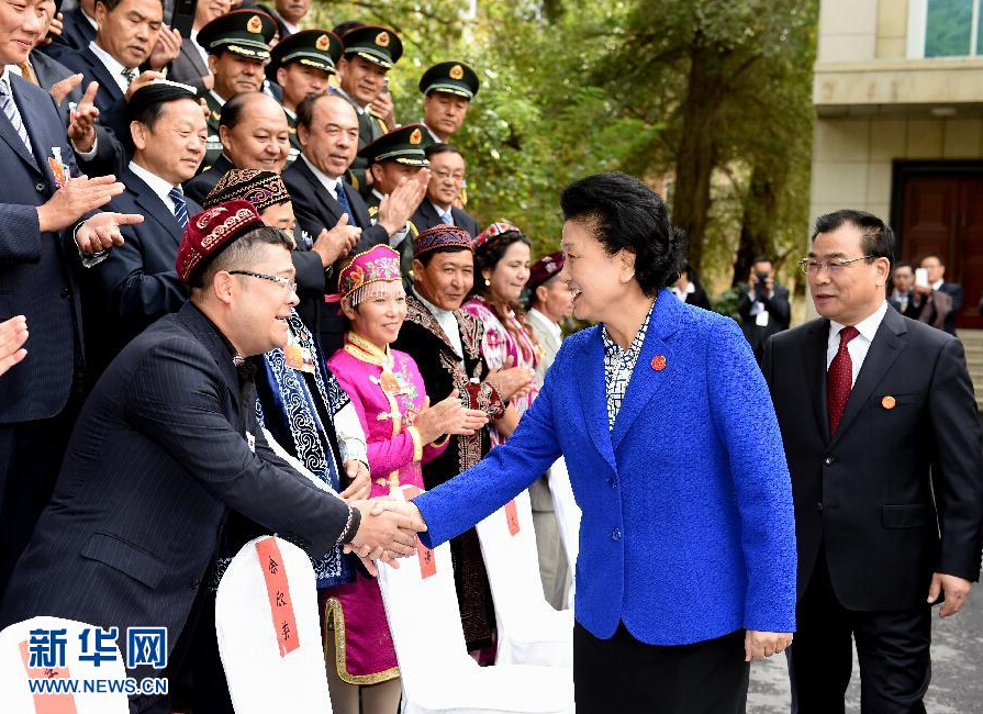 9月28日，中共中央政治局委員、國務院副總理、中央代表團副團長劉延東率中央代表團分團赴阿克蘇地區、伊犁哈薩克自治州慰問，與各族干部群眾共度節日、共享歡樂。這是劉延東接見伊犁黨政軍負責同志和各族各界人士、先進模范、援疆干部代表等。新華社記者張領攝