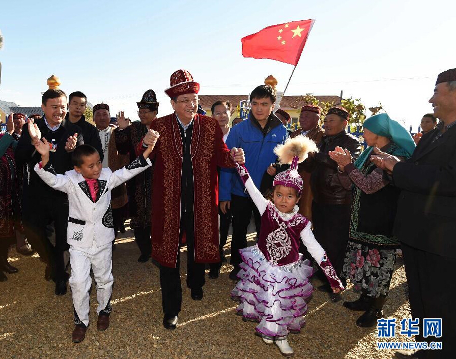 9月29日，中共中央政治局常委、全國政協(xié)主席、中央代表團團長俞正聲率中央代表團部分成員赴阿勒泰地區(qū)看望各族干部群眾。這是俞正聲來到布爾津縣也拉曼牧民定居新村看望哈薩克族牧民。新華社記者 高潔 攝