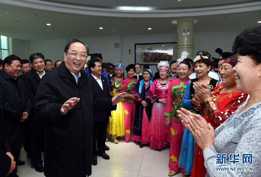 9月29日，中共中央政治局常委、全國政協(xié)主席、中央代表團團長俞正聲率中央代表團部分成員赴阿勒泰地區(qū)看望各族干部群眾。這是俞正聲來到阿勒泰地區(qū)老年人活動中心慰問群眾。新華社記者 饒愛民 攝