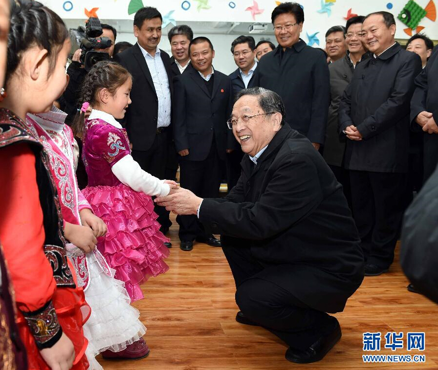 9月29日，中共中央政治局常委、全國政協(xié)主席、中央代表團團長俞正聲率中央代表團部分成員赴阿勒泰地區(qū)看望各族干部群眾。這是俞正聲來到布爾津縣也拉曼牧民定居新村幼兒園，同小朋友交流。新華社記者 饒愛民 攝