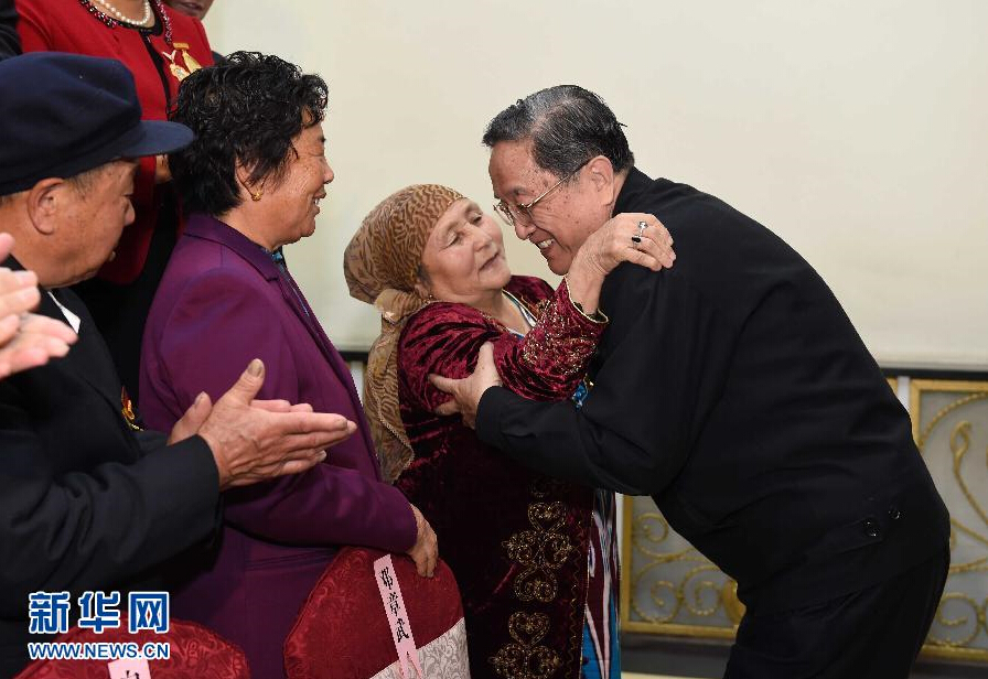 9月29日，中共中央政治局常委、全國政協(xié)主席、中央代表團團長俞正聲率中央代表團部分成員赴阿勒泰地區(qū)看望各族干部群眾。這是俞正聲接見阿勒泰地區(qū)有關(guān)負責(zé)同志、各界人士代表和援疆干部代表時與維吾爾族老人阿尼帕·阿力馬洪親切擁抱。阿尼帕·阿力馬洪先后收養(yǎng)漢、回、維吾爾、哈薩克4個民族的10個孤兒。新華社記者 饒愛民 攝 