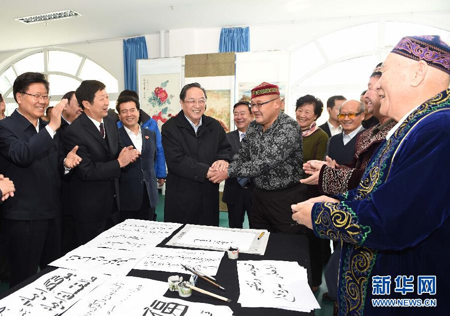 9月29日，中共中央政治局常委、全國政協(xié)主席、中央代表團團長俞正聲率中央代表團部分成員赴阿勒泰地區(qū)看望各族干部群眾。這是俞正聲來到阿勒泰地區(qū)老年人活動中心，觀看老同志書畫展，同老同志親切交談。新華社記者 高潔 攝