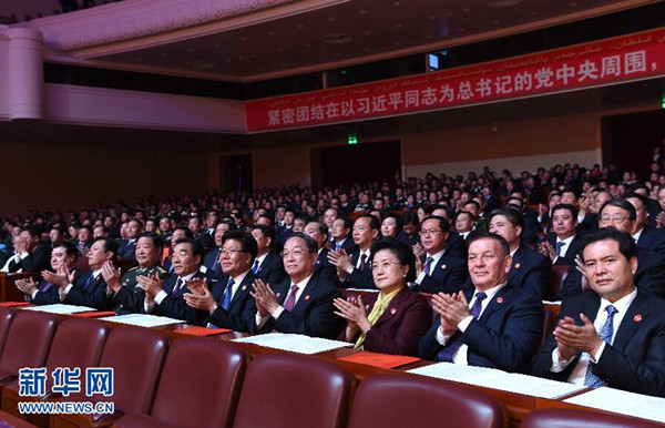     9月30日，慶祝新疆維吾爾自治區(qū)成立60周年文藝晚會(huì)《新疆禮贊》在新疆人民會(huì)堂精彩呈現(xiàn)。中共中央政治局常委、全國政協(xié)主席、中央代表團(tuán)團(tuán)長(zhǎng)俞正聲，與2000余名各族群眾代表一起觀看演出。新華社記者 饒愛民 攝