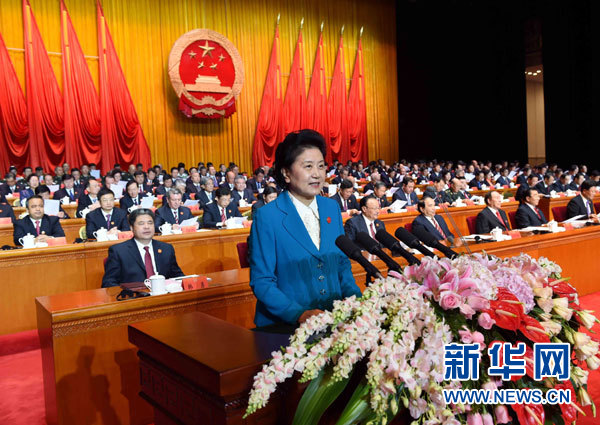 10月1日，慶祝中華人民共和國成立66周年暨新疆維吾爾自治區成立60周年大會在新疆人民會堂隆重舉行。這是中共中央政治局委員、國務院副總理、中央代表團副團長劉延東宣讀中共中央、全國人大常委會、國務院、全國政協、中央軍委關于慶祝新疆維吾爾自治區成立60周年的賀電。新華社記者 饒愛民 攝 