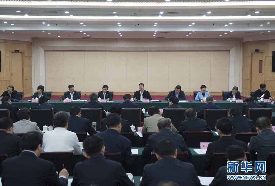 10月22日至23日，中共中央政治局常委、國(guó)務(wù)院副總理張高麗在山東調(diào)研扶貧工作情況。這是10月23日，張高麗在菏澤市主持召開(kāi)扶貧工作座談會(huì)。 新華社記者 王曄 攝