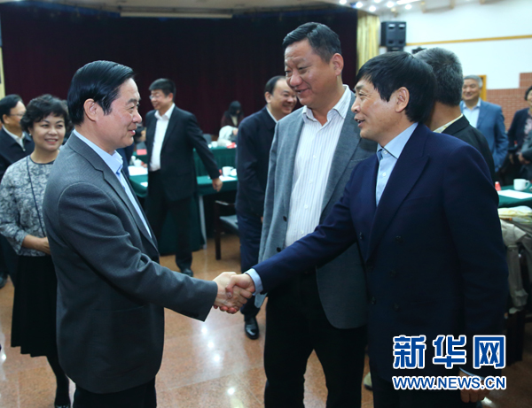 4月12日，中共中央政治局委員、中央書記處書記、中宣部部長劉奇葆在北京出席“走向世界的中國兒童文學”座談會并講話。這是座談會后，劉奇葆與國際安徒生獎獲得者、兒童文學作家曹文軒握手。新華社記者丁海濤攝