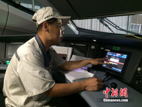 中車青島四方機車車輛股份有限公司高鐵調試高級技師周勇在演示調試過程。中新網 邱宇 攝