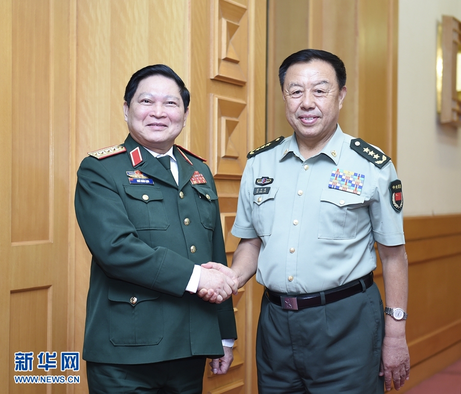 8月29日，中共中央政治局委員、中央軍委副主席范長(zhǎng)龍?jiān)诒本?huì)見(jiàn)越南共產(chǎn)黨中央政治局委員、國(guó)防部長(zhǎng)吳春歷。 新華社記者張領(lǐng)攝