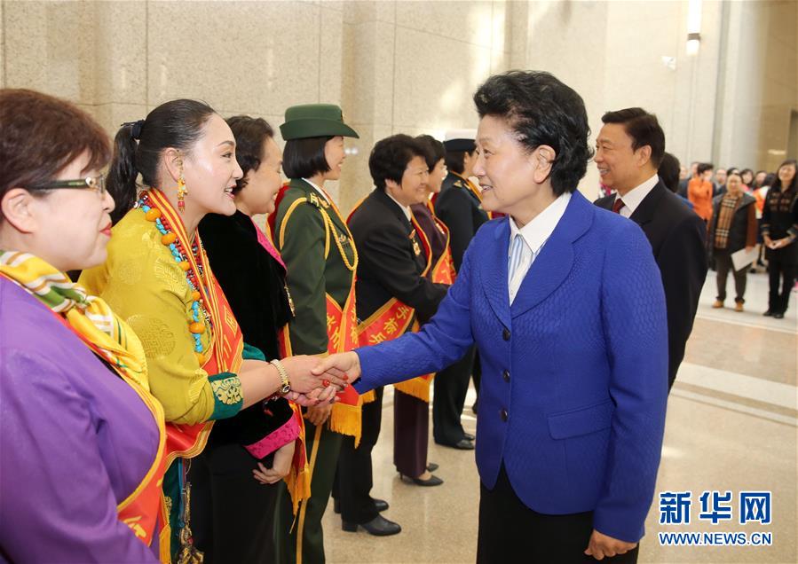 3月8日，由全國婦聯(lián)主辦的“三八”國際婦女節(jié)紀(jì)念暨表彰大會在北京舉行。中共中央政治局委員、國務(wù)院副總理劉延?xùn)|，中共中央政治局委員、國家副主席李源潮會見受表彰的先進(jìn)代表。新華社記者殷剛攝