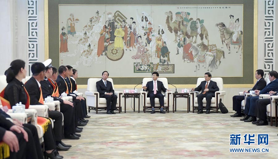 4月24日，第十三屆全國(guó)見義勇為英雄模范表彰大會(huì)在北京人民大會(huì)堂召開。會(huì)前，中共中央政治局委員、中央政法委書記孟建柱與見義勇為英雄模范及家屬代表座談。國(guó)務(wù)委員、公安部部長(zhǎng)郭聲琨出席座談會(huì)并在表彰大會(huì)上講話。新華社記者 張鐸 攝