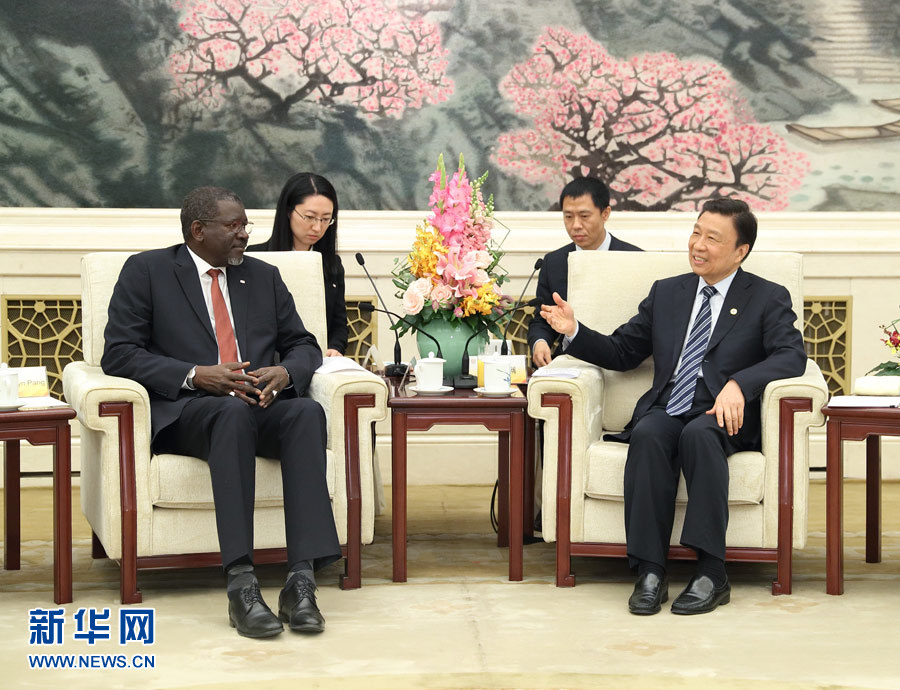 5月15日，國家副主席、中國紅十字會名譽會長李源潮在北京會見來華出席“一帶一路”國際合作高峰論壇的紅十字會與紅新月會國際聯合會秘書長阿西。新華社記者 王曄 攝