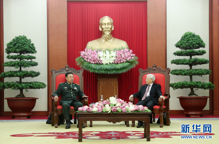6月18日，在越南首都河內(nèi)，正在越南訪問的中央軍委副主席范長龍（左）會見越共中央總書記阮富仲。 新華社發(fā)（李曉偉攝） 