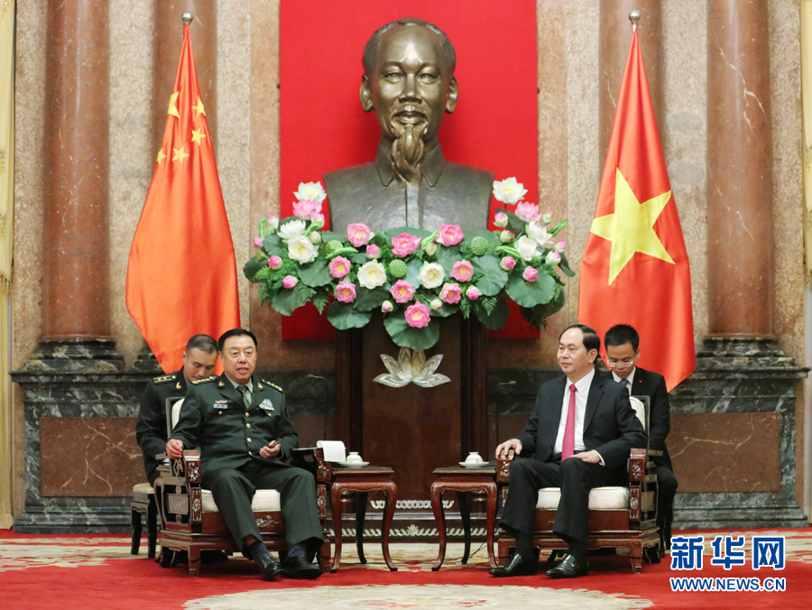6月18日，在越南首都河內(nèi)，正在越南訪問的中央軍委副主席范長龍（左前）會見越南國家主席陳大光（右前）。 新華社發(fā)（李曉偉攝）