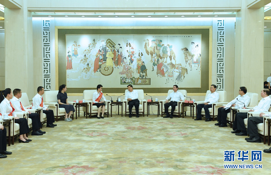6月21日，廖俊波同志先進(jìn)事跡報(bào)告會(huì)在北京人民大會(huì)堂舉行。報(bào)告會(huì)前，中共中央政治局常委、中央書(shū)記處書(shū)記劉云山會(huì)見(jiàn)報(bào)告團(tuán)成員，代表習(xí)近平總書(shū)記，代表黨中央，向廖俊波同志家屬表示親切慰問(wèn)，并頒發(fā)黨中央追授廖俊波同志“全國(guó)優(yōu)秀共產(chǎn)黨員”證書(shū)、獎(jiǎng)?wù)隆Ｐ氯A社記者 饒愛(ài)民 攝