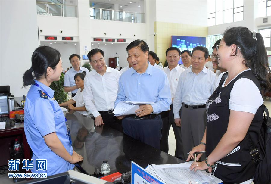 6月22日至24日，中共中央政治局常委、中央書記處書記劉云山在遼寧調(diào)研。這是6月22日，劉云山在中國（遼寧）自貿(mào)試驗(yàn)區(qū)營口片區(qū)與干部群眾深入交流。新華社記者 張鐸 攝