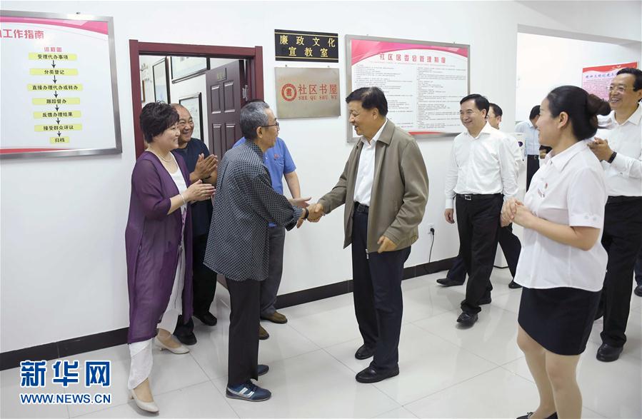 6月22日至24日，中共中央政治局常委、中央書記處書記劉云山在遼寧調(diào)研。這是6月23日，劉云山在錦州市西街社區(qū)與干部群眾深入交流。新華社記者 張鐸 攝
