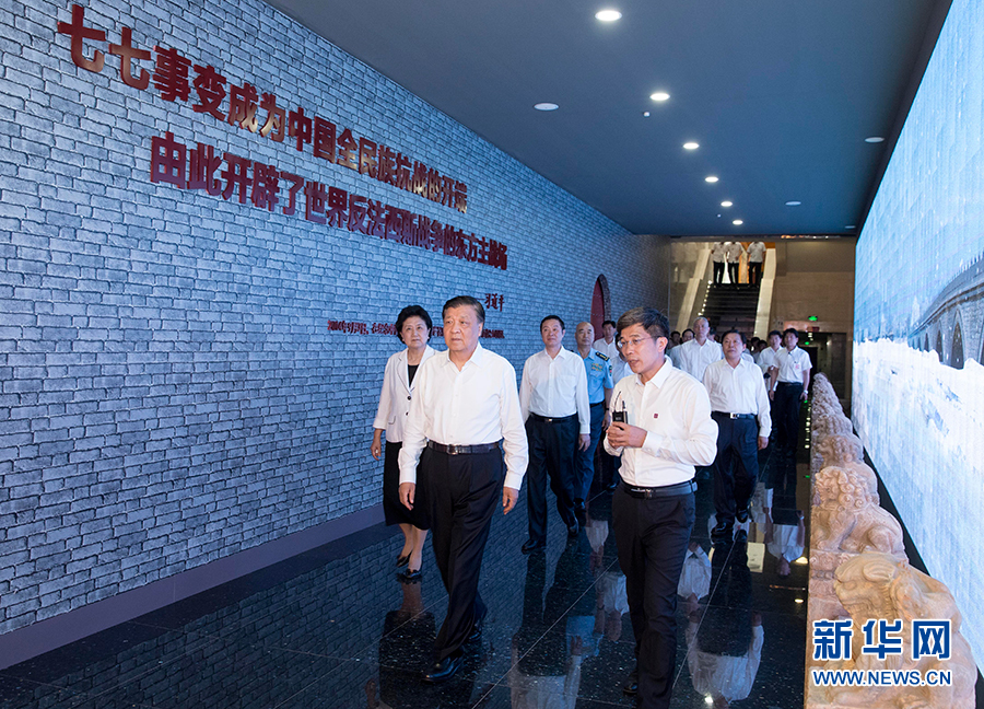 7月7日，紀(jì)念全民族抗戰(zhàn)爆發(fā)80周年儀式在中國人民抗日戰(zhàn)爭紀(jì)念館舉行。中共中央政治局常委、中央書記處書記劉云山出席儀式并講話。這是儀式后，劉云山參觀《全民抗戰(zhàn)偉大壯舉——紀(jì)念全民族抗戰(zhàn)爆發(fā)80周年專題展覽》。 新華社記者丁林?jǐn)z
