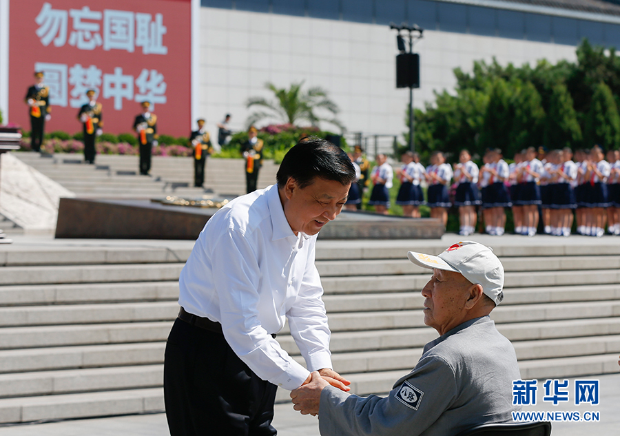 7月7日，紀(jì)念全民族抗戰(zhàn)爆發(fā)80周年儀式在中國人民抗日戰(zhàn)爭紀(jì)念館舉行。中共中央政治局常委、中央書記處書記劉云山出席儀式并講話。這是儀式開始前，劉云山與老八路代表握手。新華社記者崔新鈺攝
