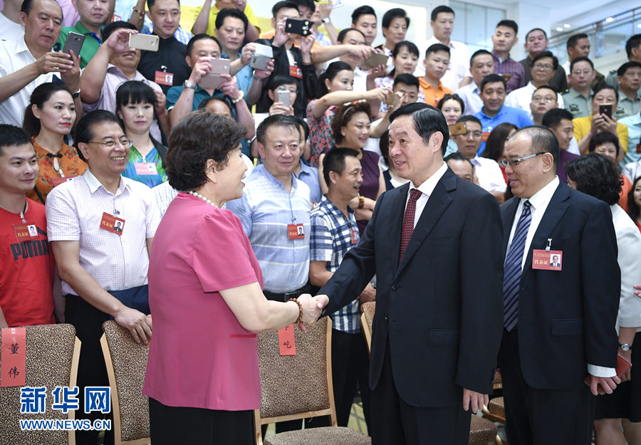7月19日，中國曲藝家協會第八次全國代表大會在北京召開。中共中央政治局委員、中央書記處書記、中宣部部長劉奇葆出席開幕式并講話。這是開幕式前，劉奇葆接見與會代表。新華社記者 張領 攝