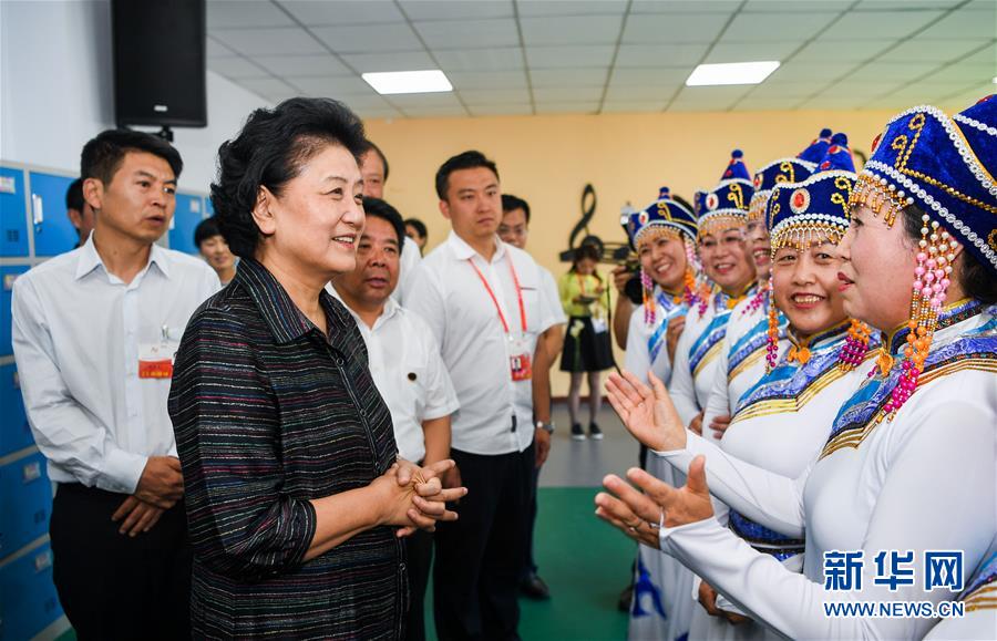 8月11日，中共中央政治局委員、國務院副總理、中央代表團副團長劉延東率中央代表團二分團，看望慰問烏蘭察布各族干部群眾，轉(zhuǎn)達以習近平同志為核心的黨中央的親切關(guān)懷和全國人民的美好祝愿。這是劉延東在考察察哈爾社區(qū)時與居民們親切交談。新華社記者 連振 攝