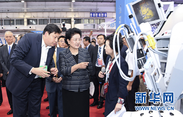 8月23日，2017世界機器人大會開幕式在北京舉行，中共中央政治局委員、國務(wù)院副總理劉延?xùn)|出席并講話。這是開幕式后，劉延?xùn)|參觀機器人應(yīng)用展覽。新華社記者 張領(lǐng) 攝