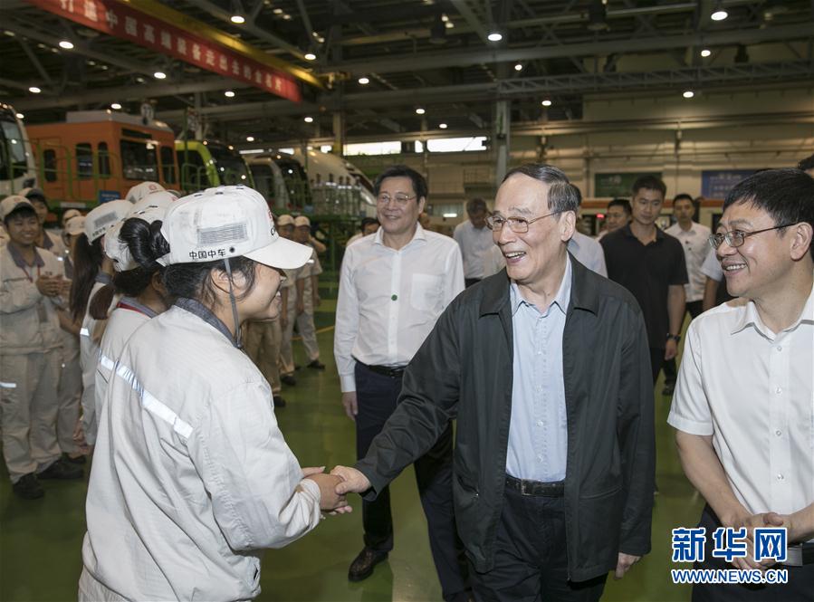 9月3日至5日，中共中央政治局常委、中央紀委書記、中央巡視工作領導小組組長王岐山在湖南省調(diào)研并主持召開巡察工作座談會。這是9月4日，王岐山到中國中車株洲電力機車有限公司考察。新華社記者 王曄 攝
